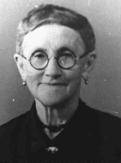 Grethe Marina Tiedemann, datter af Iver Hansen Tiedemann og Ane Magrethe Lange, blev født den 29 Aug. 1866 i Lille Fårhus, Østerløgum Sogn, blev døbt den 23 ... - 8